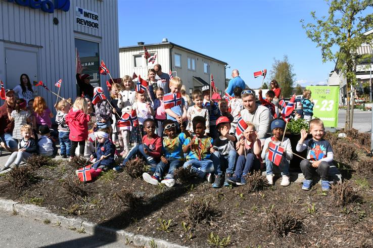 Barna i Lena FUS barnehage har allerede startet festen. I dag er de ute og marsjerer i gatene på Lena. Her med is og flagg.