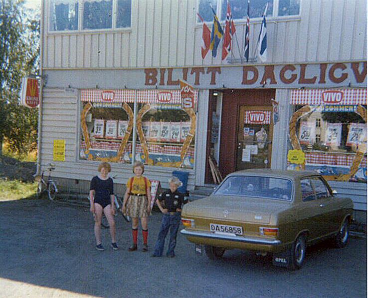 Bilitt en gang på 70-tallet. Det var sol, sommer og vimpler ved Bilitt dagligvare, best kjent som Nyland-butikken. Bilen er en Opel Kadett B, årsmodell 1972.