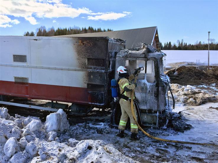 Brannvesenet har fått slukket brannen i lastebilen.