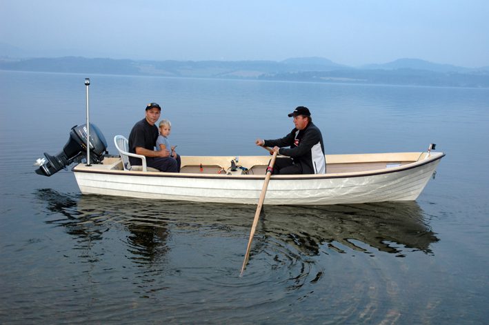 Fire år gamle Christian Pettersen trives i båt når han er med pappa Svein og Roger Dahl ut på fiske. - Vanligvis har han redningsvest på seg, understreker faren.
