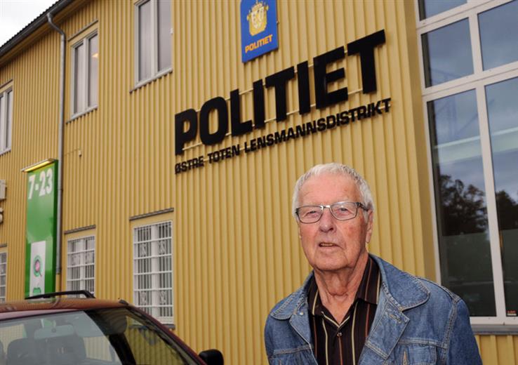 Kåre Odden var lensmann i Østre Toten fra 1982 til 1993. Her er han fotografert utenfor lensmannskontoret i forbindelse med nedleggelsen i 2013.