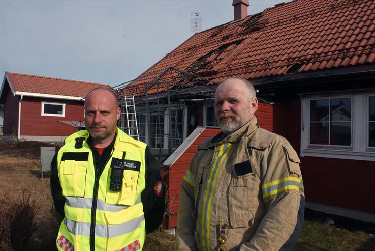 Innsatsleder Svend Åge Holte (til venstre) sier den tidlige varslingen var viktig. Brannkonstabel Bjørn Ivar Gjestrumbakken oppdaget selv brannen i Kolbu og bidro etterpå i slukkingsarbeidet.