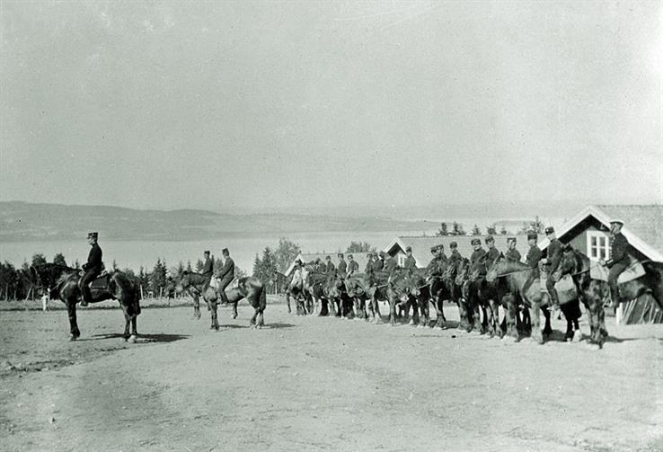 Starum leir, eller Starumsletten som området ble kalt, fikk fra 1897 igjen militær aktivitet, noe som går fram av denne hverdagsskildringen. Her fra leiren i 1905.