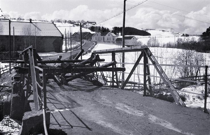 Gjerstad bru ved Lena i aprildagene 1940.