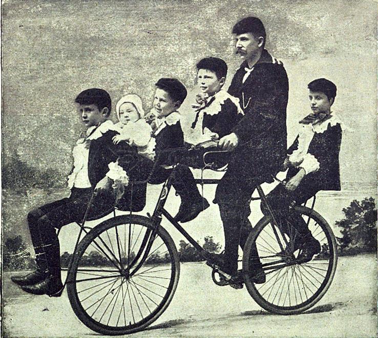 Slik så en topp, moderne sykkel ut da løpet fra bygrensen til Vardal gikk. Bildet er hentet fra en brosjyre anno 1899, her åpenbart en velociped med ekstrautstyr for familieutflukter.