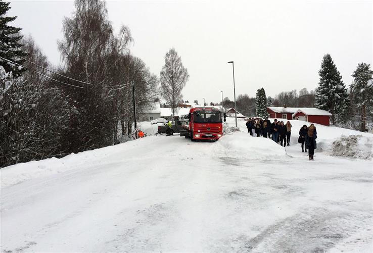 Skoleelevene startet dagen med en rusletur i retning skolen.
