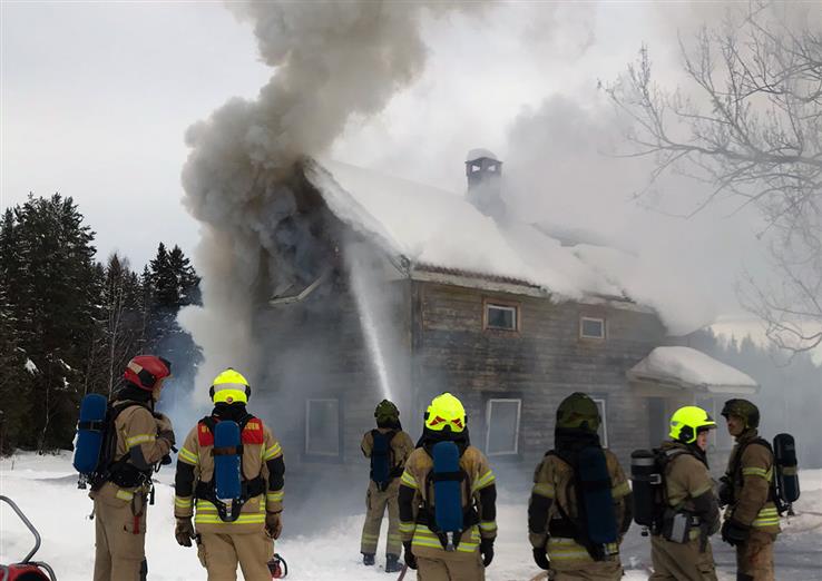 Den gamle husmannsstua på Hagebakken på Bilitt brennes ned tirsdag.