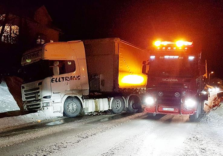 En bergingsbil fikk semitraileren på vegen igjen ganske raskt.