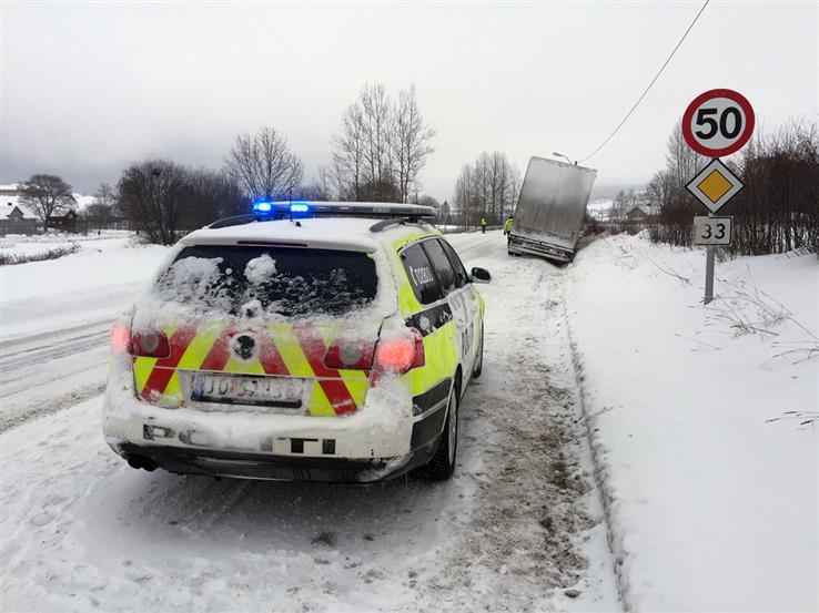 Politiet dirigerer trafikken på Vennevold etter at et vogntog kjørte av vegen.
