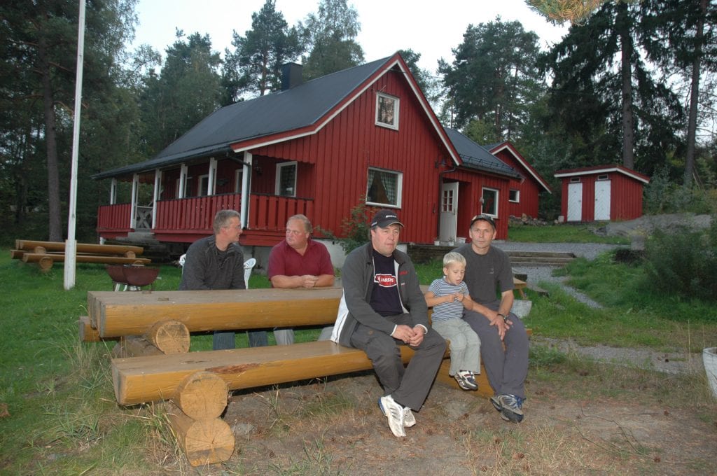 Gjøvik Fiskerforening har et fint samlingssted på Dalsjordet. Foran fra venstre; Roger Dahl, Christian Pettersen (4) og pappa Svein Pettersen. Bak; Kim Vegard Sunde og Gunnar Lykkeslet. Bildet er tatt i 2006.