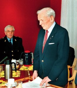 Torleiv Tufte (stående) i forbindelse med åpning av nytt lensmannskontor på Lena i 2001. Han var da pensjonist. (Arkivfoto: Jon Olav Andersen).