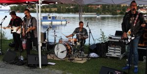 Kappingen Petter Skoglund debuterte som trommeslager I Hank Sundown and The Roaring Cascades. Bandet sørget for god stemning.