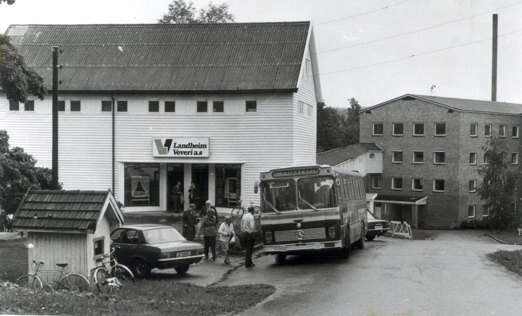 Det ble stadig arrangert bussturer til Landheim veveri og fabrikkutsalget. Bildet er tatt på 1980-tallet. (Foto: Jon Olav Andersen).