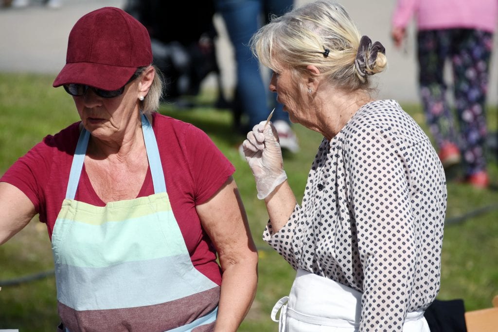 Randi E. Hansen fra Totenvika viste fram hvordan hjemmebakt flatbrød blir til, og da må det kvalitetssjekkes underveis. Hun ble fort utsolgt. 