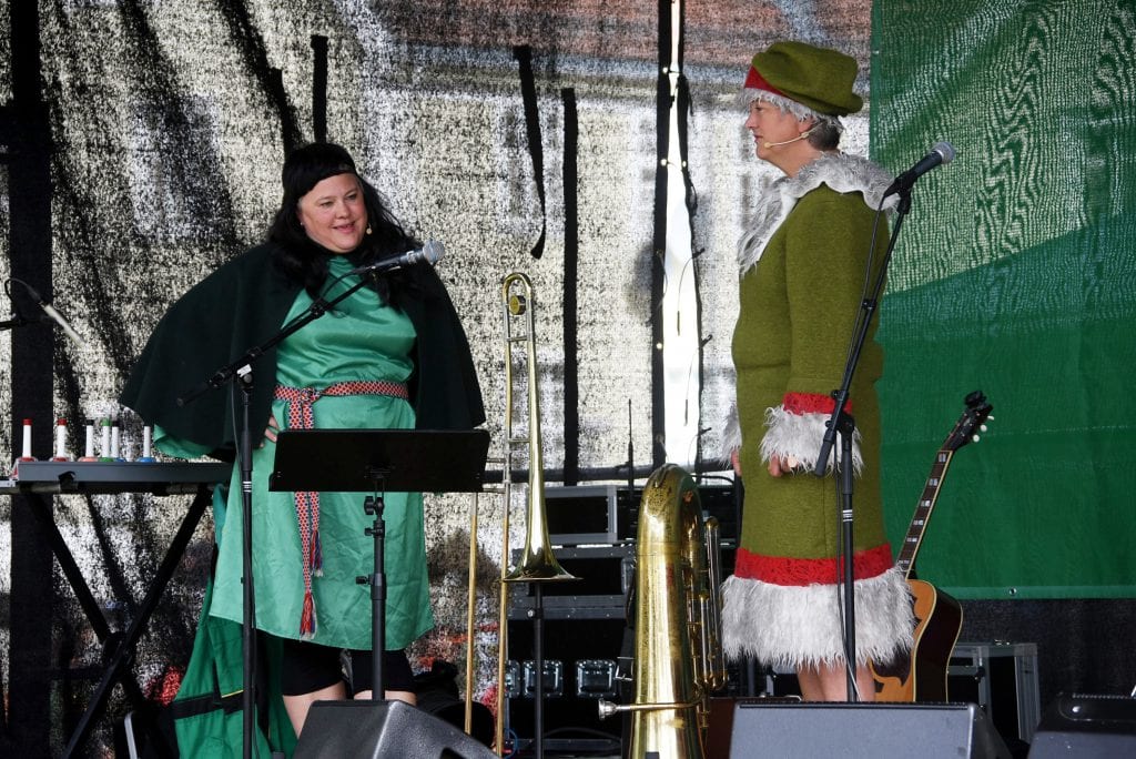 Mange barn hygget seg med barneteaterforestillingen.