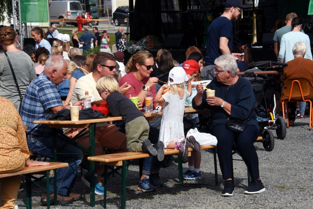 Folk koste seg på Lena lørdag. Det var strålende vær og dobbelt så mange utstillere som i fjor.