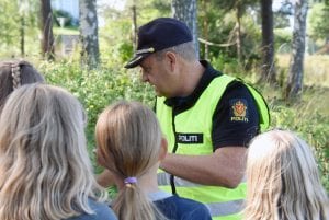 Politiet har også tatt seg tid til å snakke med elevene om trafikksikkerhet.