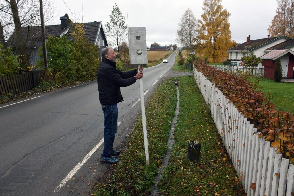 Terje Bekk har egentlig avsluttet sesongen for fuglekassefotoboksen sin, men setter den opp til ære for fotografen.