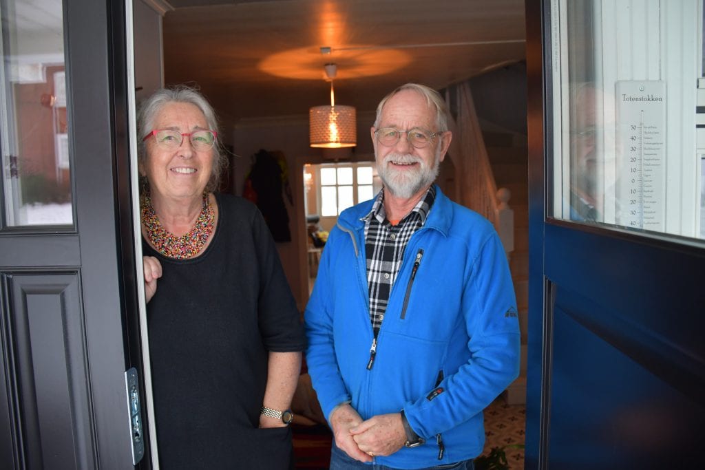 Kari Egge har vært i 150 land. Nå inviterer hun og ektemannen Erik Bergh folk fra verden hjem til seg selv.