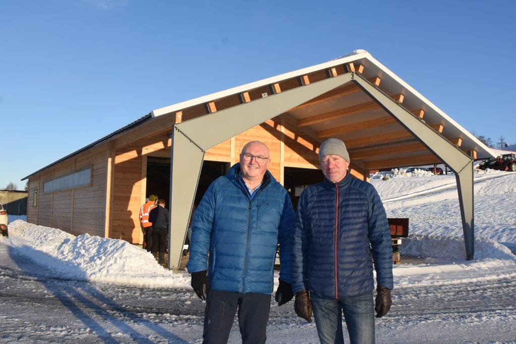 Dette er et stor løft for naturbrukslinja på Valle, sier Åge Flægstad (til venstre) og Torfinn Overn.