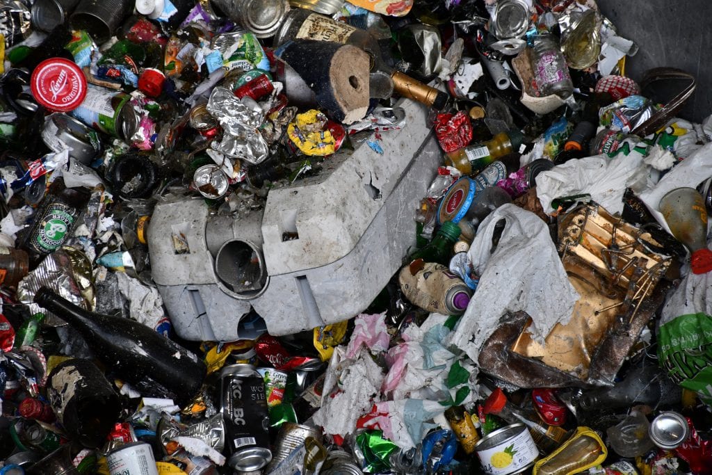 Når folk kaster støvsugere og kjeler blant glass- og metallemballasje, gjør de at renovasjonsselskapet må ta tak for å løse problemet. – Slik det er nå, får vi 50 prosent avkorting for råstoffet når vi sender det videre, sier daglig leder Stein Giæver i Horisont Miljøpark.