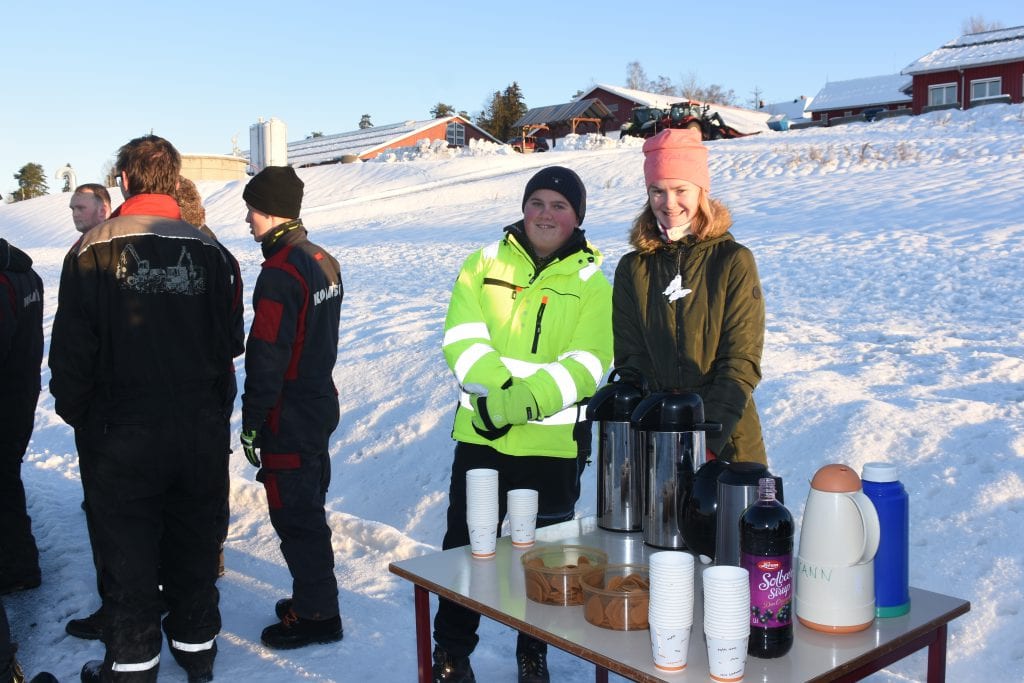 Sunniva Slemmestad og Nikolay Hasli Olderheim, begge elever ved linja for livsmestring, sørget for at gjestene fikk kaffe og pepperkaker.