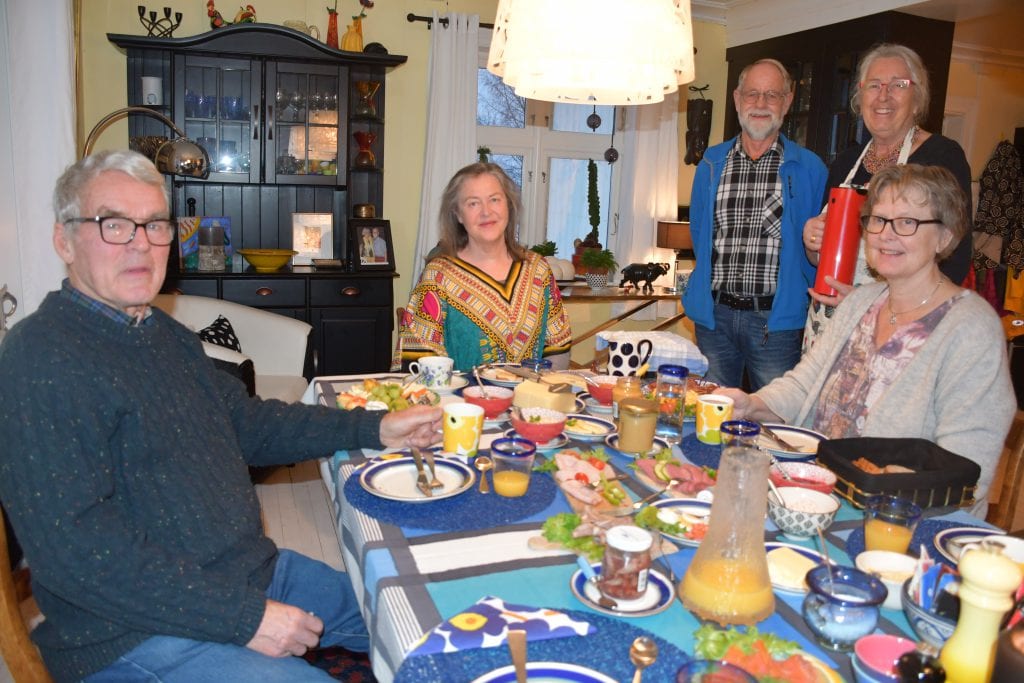 Vertskapet på Faarlund, Erik Bergh og Kari Egge (stående), har servert gjestene frokost. Fra venstre: Brede Glorvigen, Marianne Sunde og Kristin Brandal.