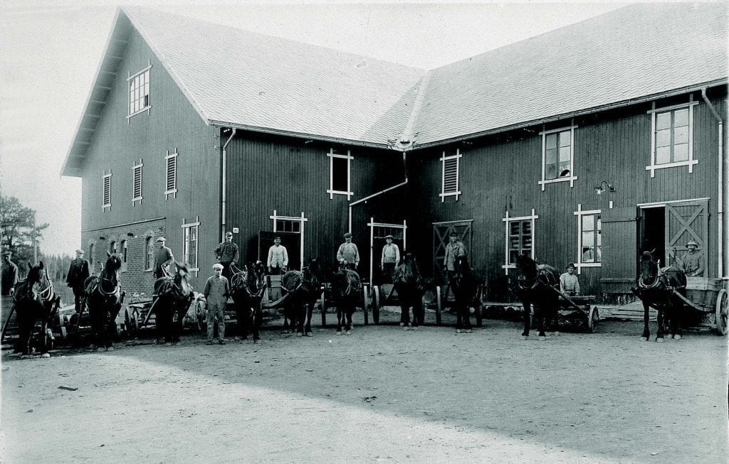 Dette bildet er tatt på Raufoss gård rundt 1955. Interntransport med hest var en stor virksomhet i Raufoss Ammunisjonsfabrikker.