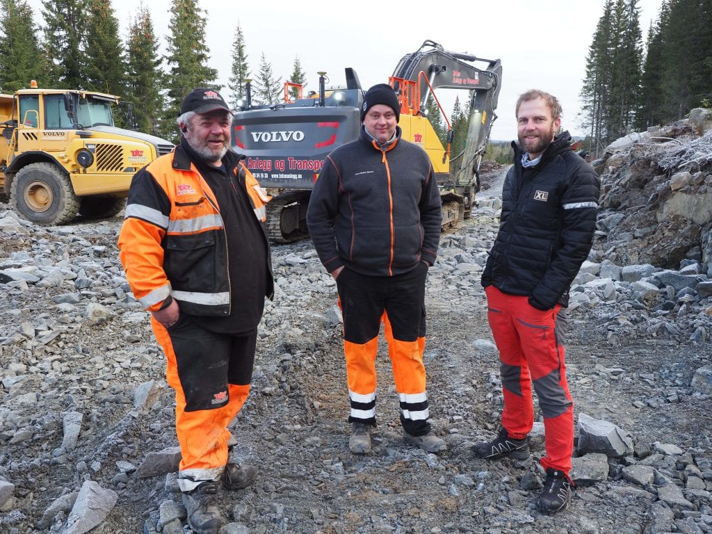 Geir Arne Haugli (fra venstre), Svein Arne Stuen og Rolf Børstad sørger for å knytte sammen Knutsætervegen og Svartungsvegen.