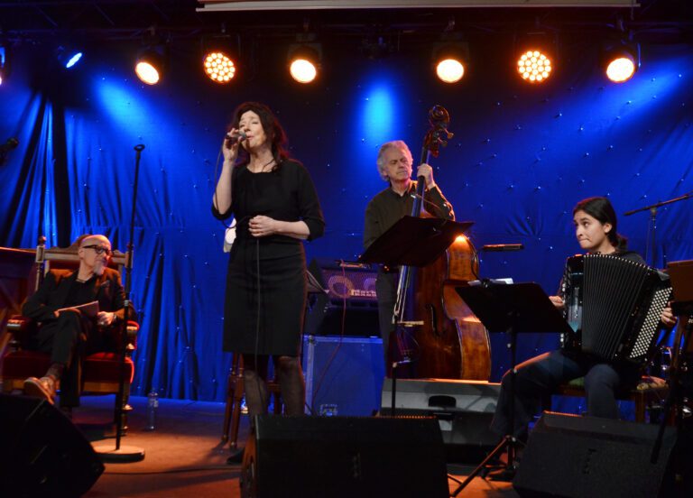 Med Lars Saabye Christensen plassert i godstolen og Maj Britt Andersen med blant annet ektemann og datter rundt seg fikk publikum høre 12 nye sanger, med diktlesing innimellom. (Foto: Hans Olav Granheim)