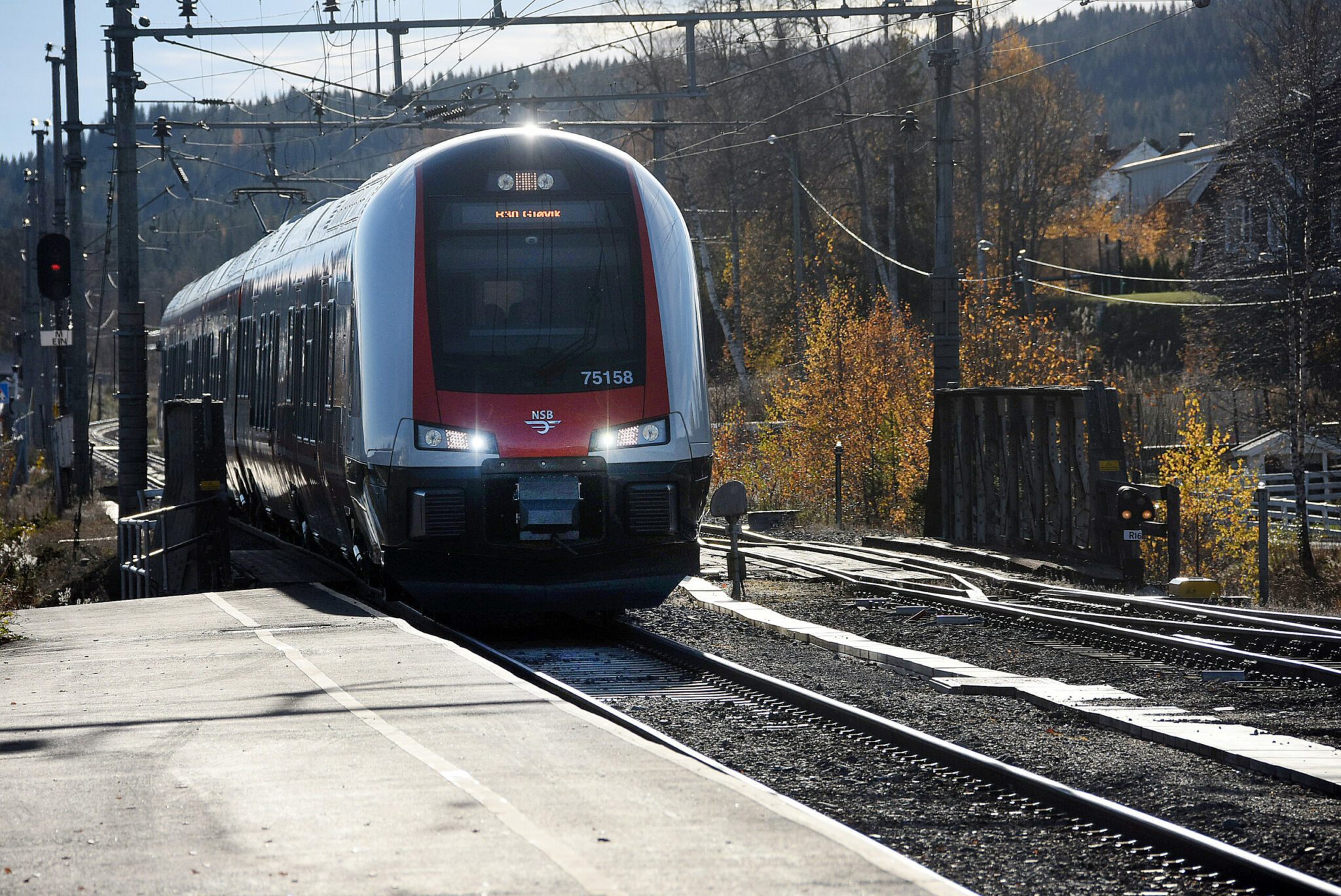 Tog på Gjøvikbanen ved Eina stasjon.