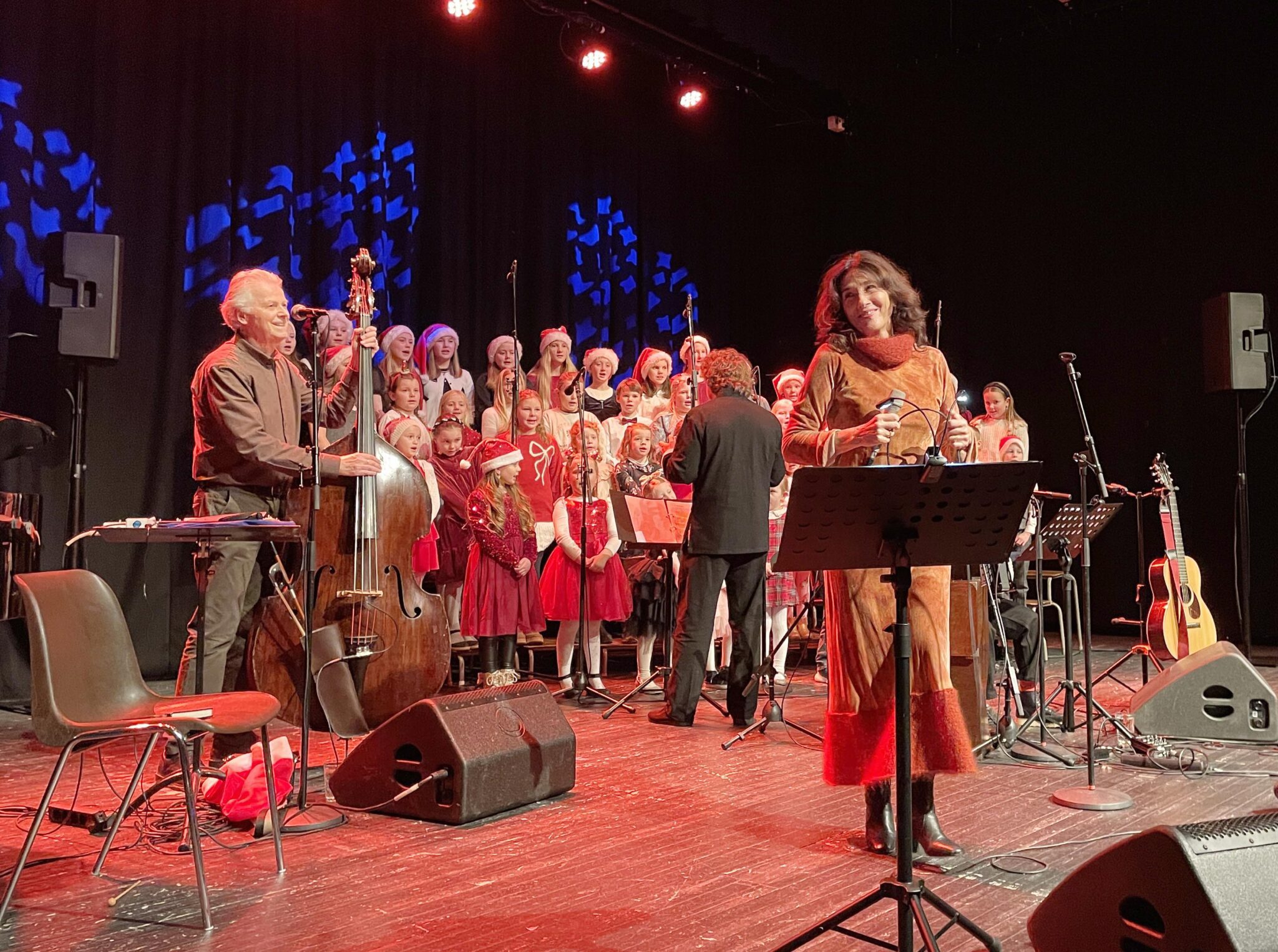 Maj Britt Andersen vartet opp med ordentlig julestemning på Skreia. (Foto: Jon Olav Andersen)