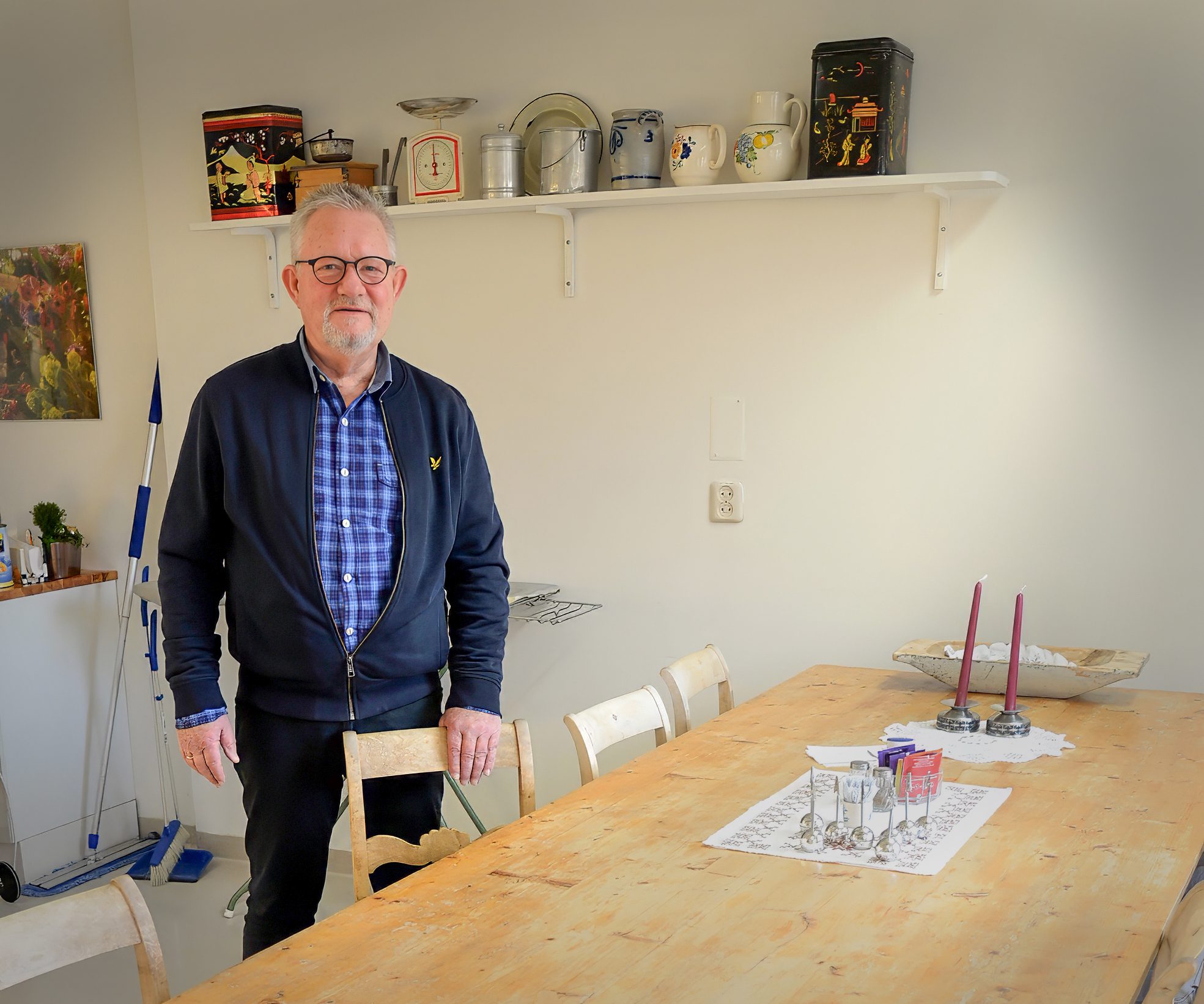 Nils Terje Tangnes ved spisebordet på Gimle, der han var kjøkkensjef i en årrekke. (Foto: Per A. Borglund)