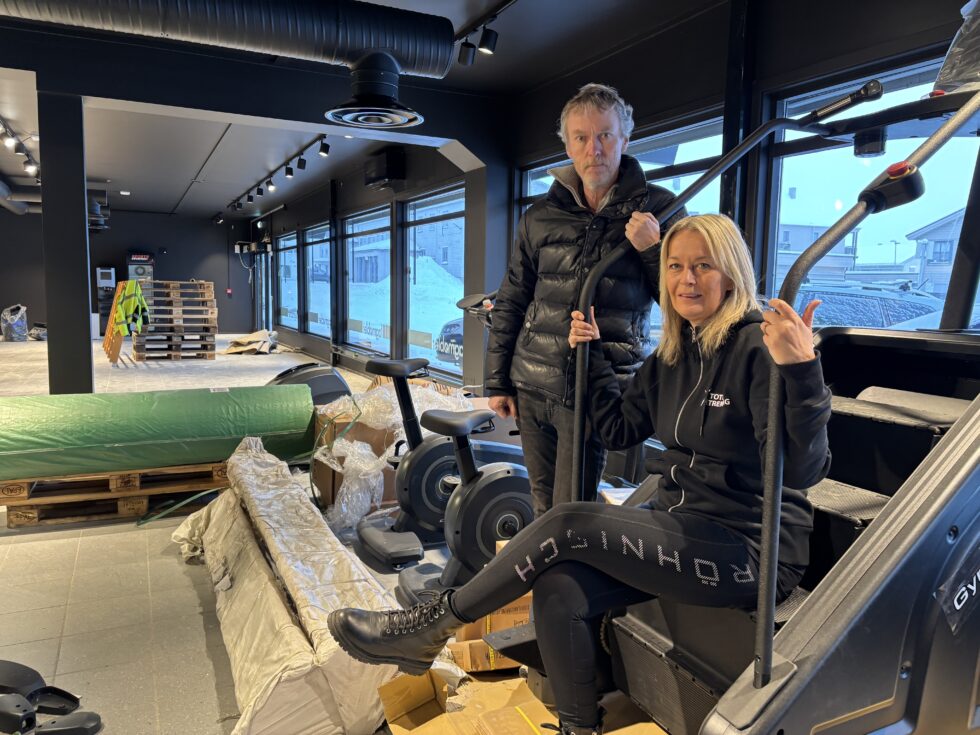 – Mandag skal treningssenteret være klart for første treningsdag, forsikrer Jarle Løken og Hanne Katrine "Tinni" Løken. (Foto: Unni Kristiansen)