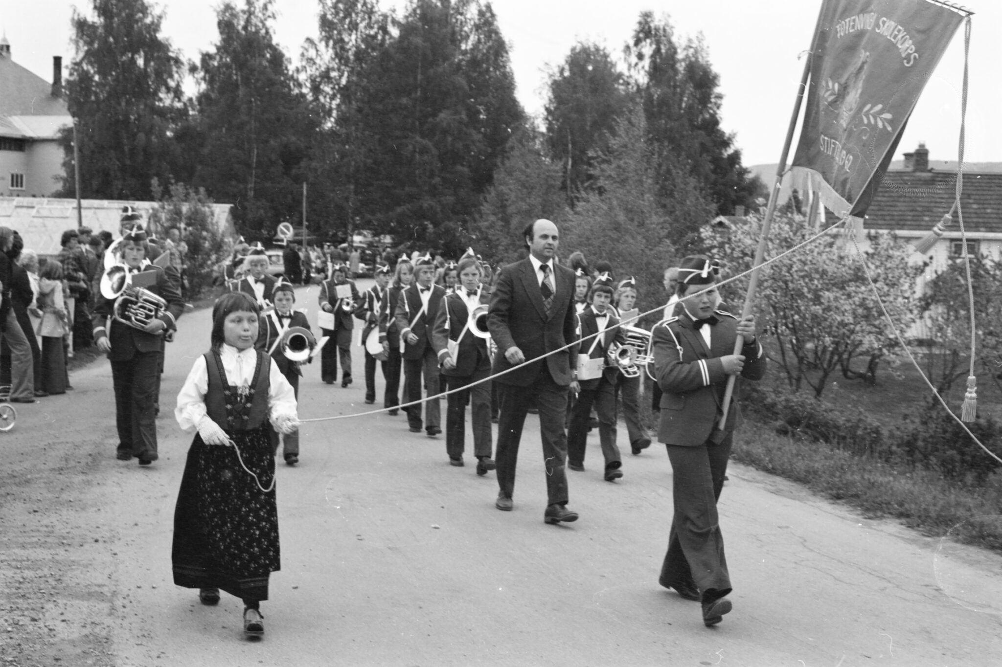 Liv og røre i Tetenvegen med kor og korps - Totens Blad
