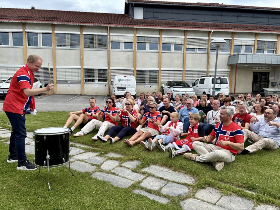 Omtrent halvparten av de ansatte i rådhuset møtte opp til synkronroing, ledet av Ørjan Gangnes. (Foto: Unni Kristiansen)